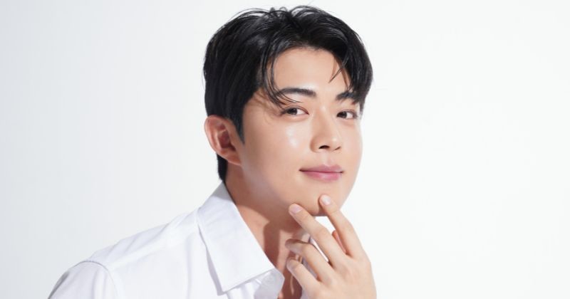 흰색 셔츠에 젊은 남자의 신선한 아름다움 초상화 / 셔터스톡