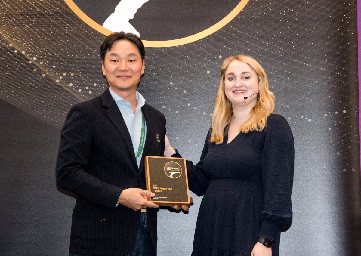 장성현 대한항공 마케팅/IT, 객실 및 서비스 부문 부사장이 기내 서비스 4개 부문을 수상하며 기념사진을 촬영하고 있다. / 대한항공 제공