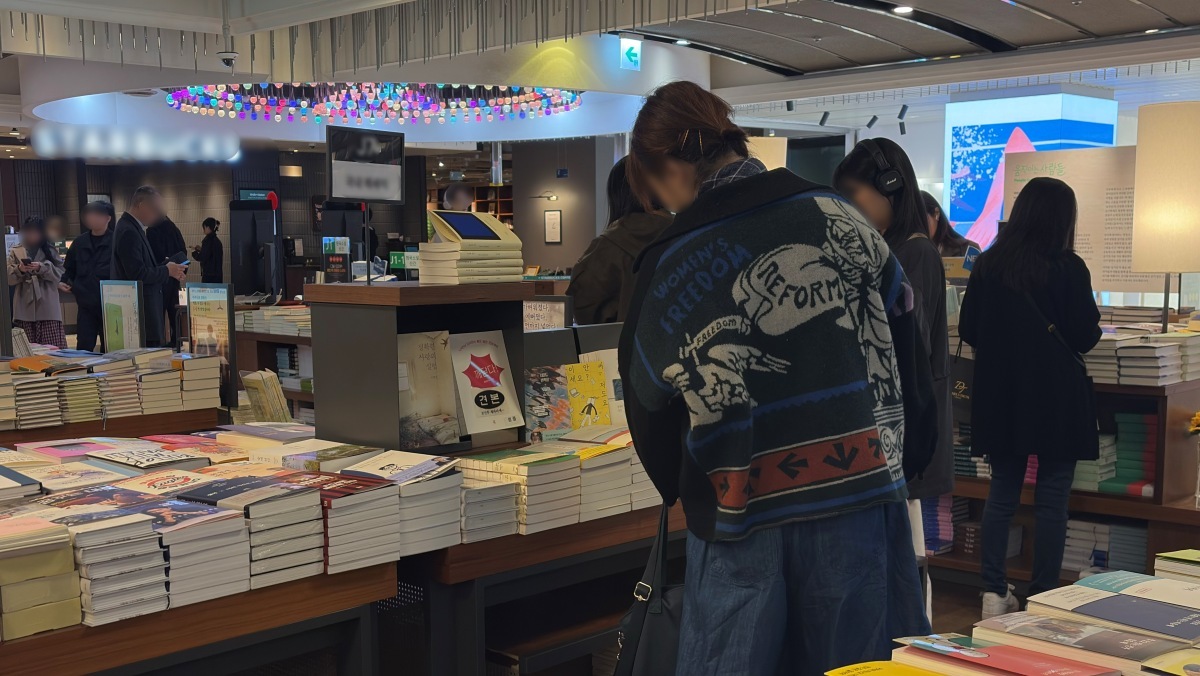 너도나도 읽는다…40만부 판매 돌파해 특별 한정판 나오는 '이 책'