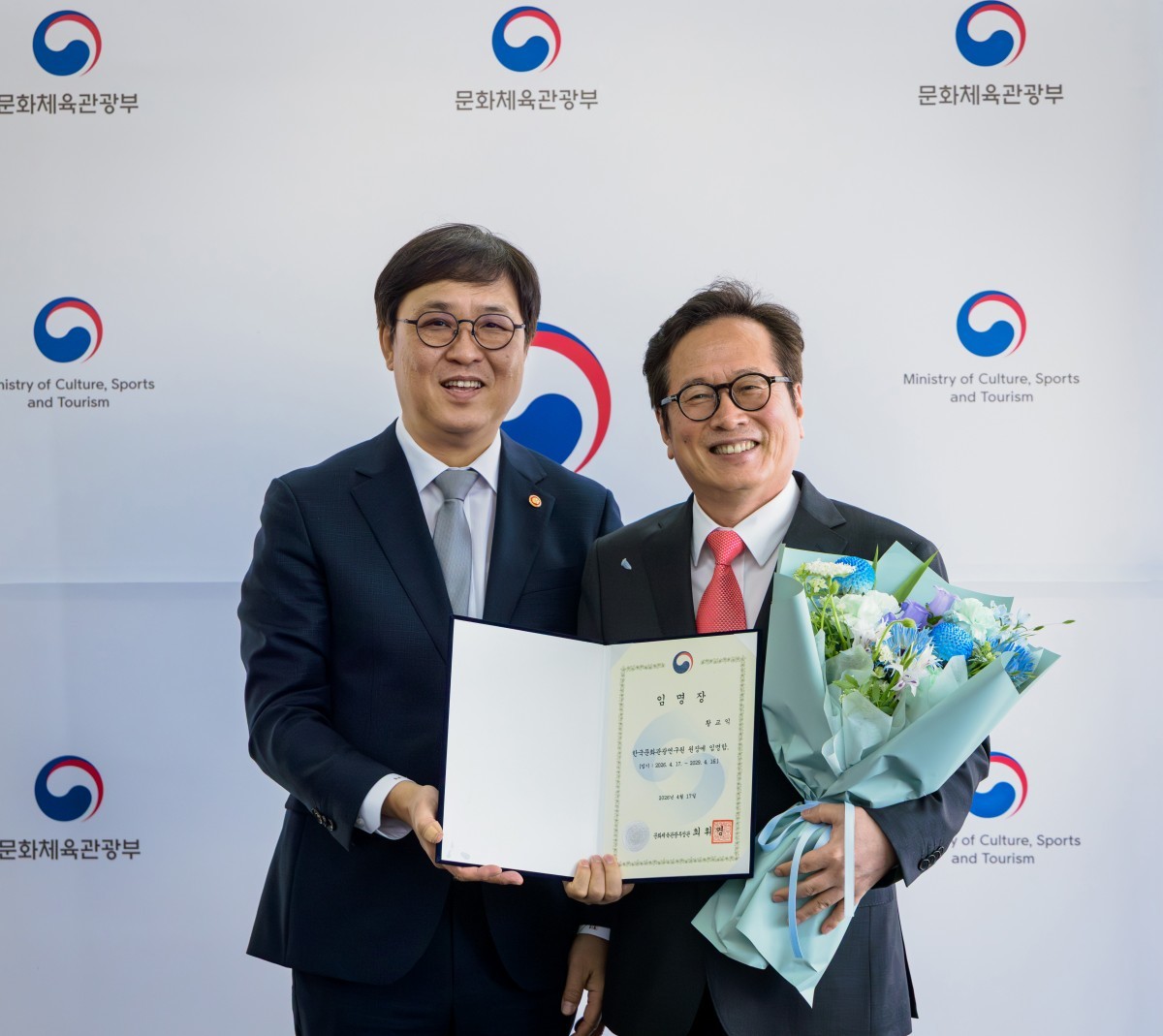 최휘영 문화체육관광부 장관이 17일 황교익 신임 한국문화관광연구원 원장에게 임명장을 수여하고 기념 촬영을 하고 있다.  / 뉴스1-문화체육관광부 제공