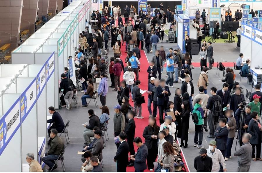 지난해 10월 열린 '2025 포항일자리박람회'/포항시 제공
