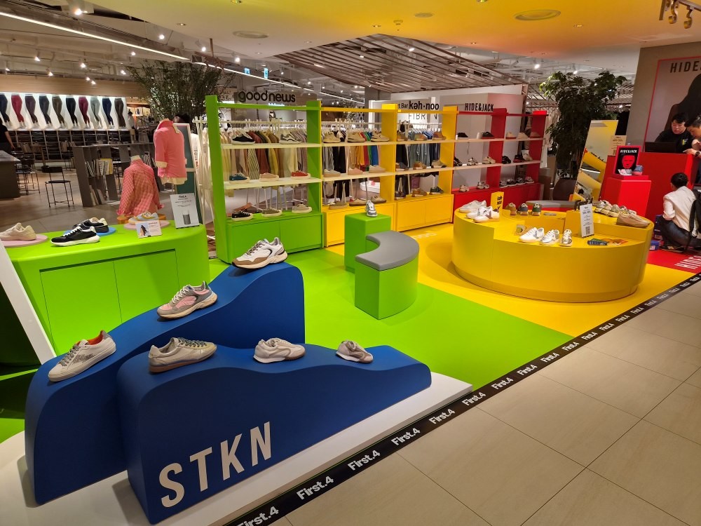 현대백화점 압구정 본점 지하 2층에 위치한 퍼스트포(First.4) 팝업스토어 / 위키트리