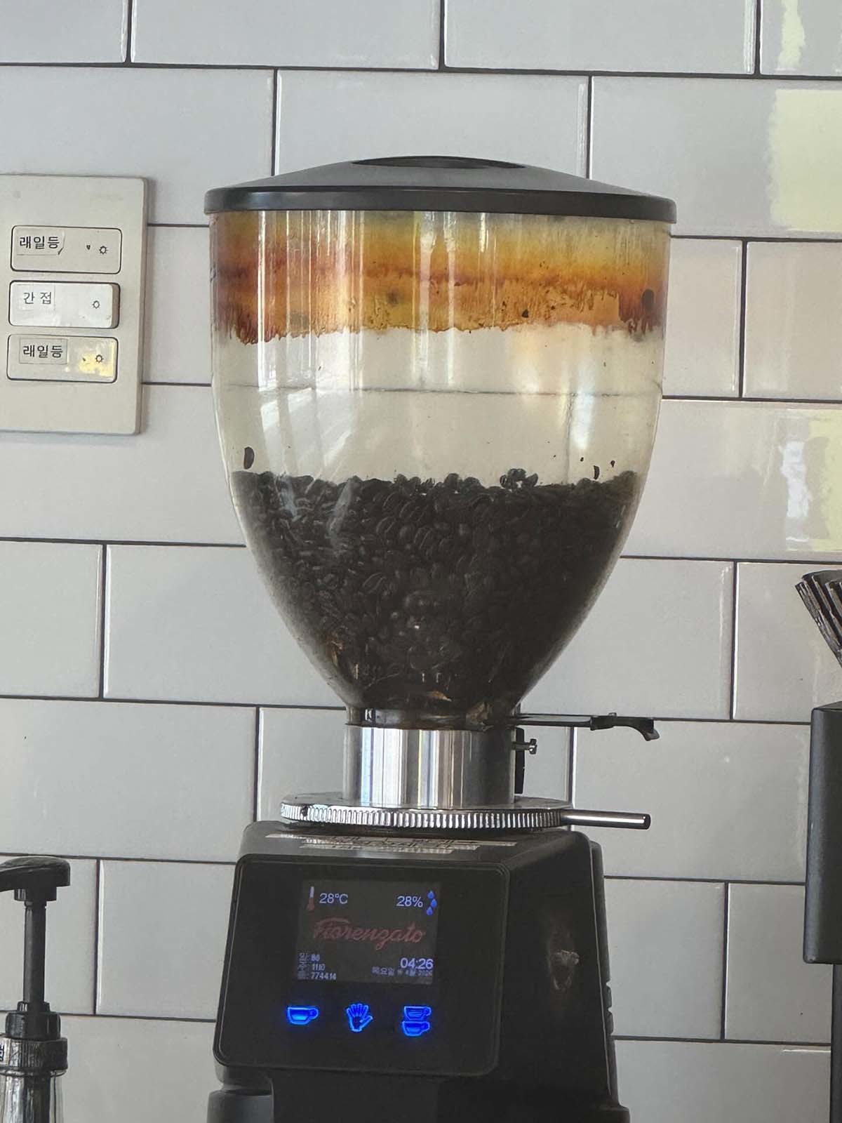 한 스레드 이용자가 올린 고발 사진. M커피 매장의 그라인더 호퍼(원두를 담는 투명 용기)를 촬영한 것이다. / 스레드