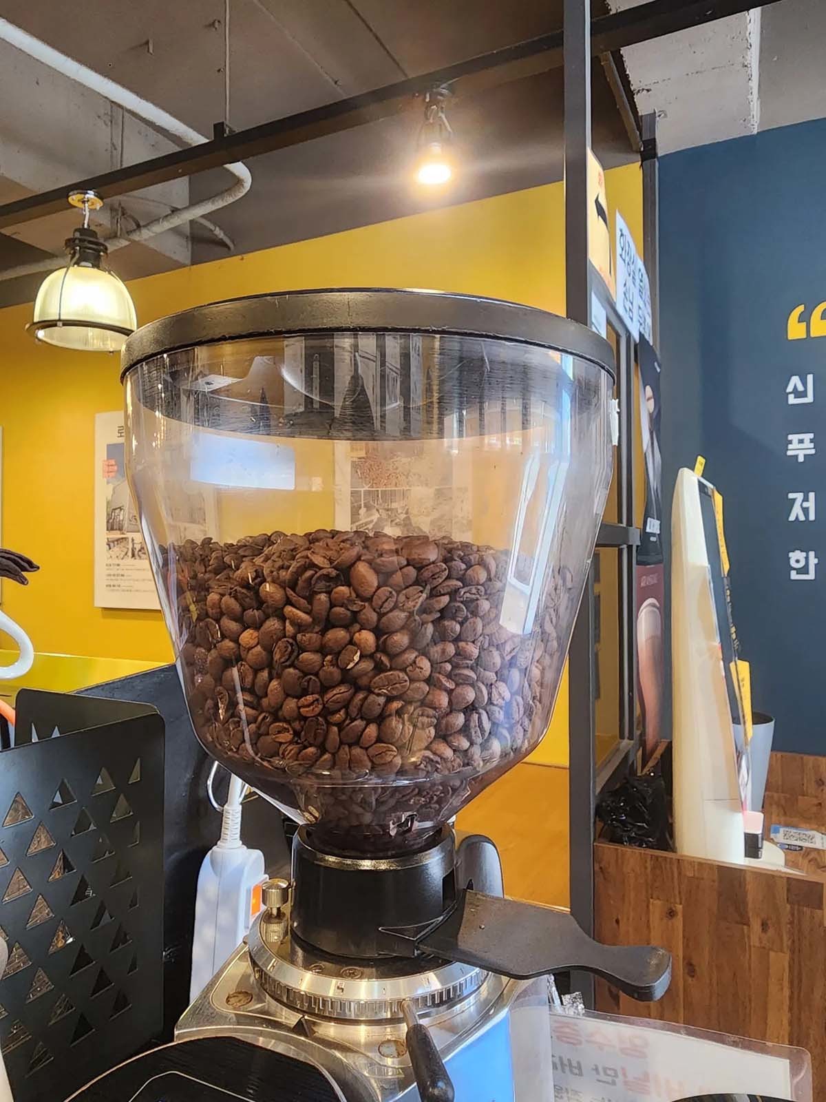 깨끗하게 관리된 그라인더 호퍼를 촬영한 사진. / 스레드