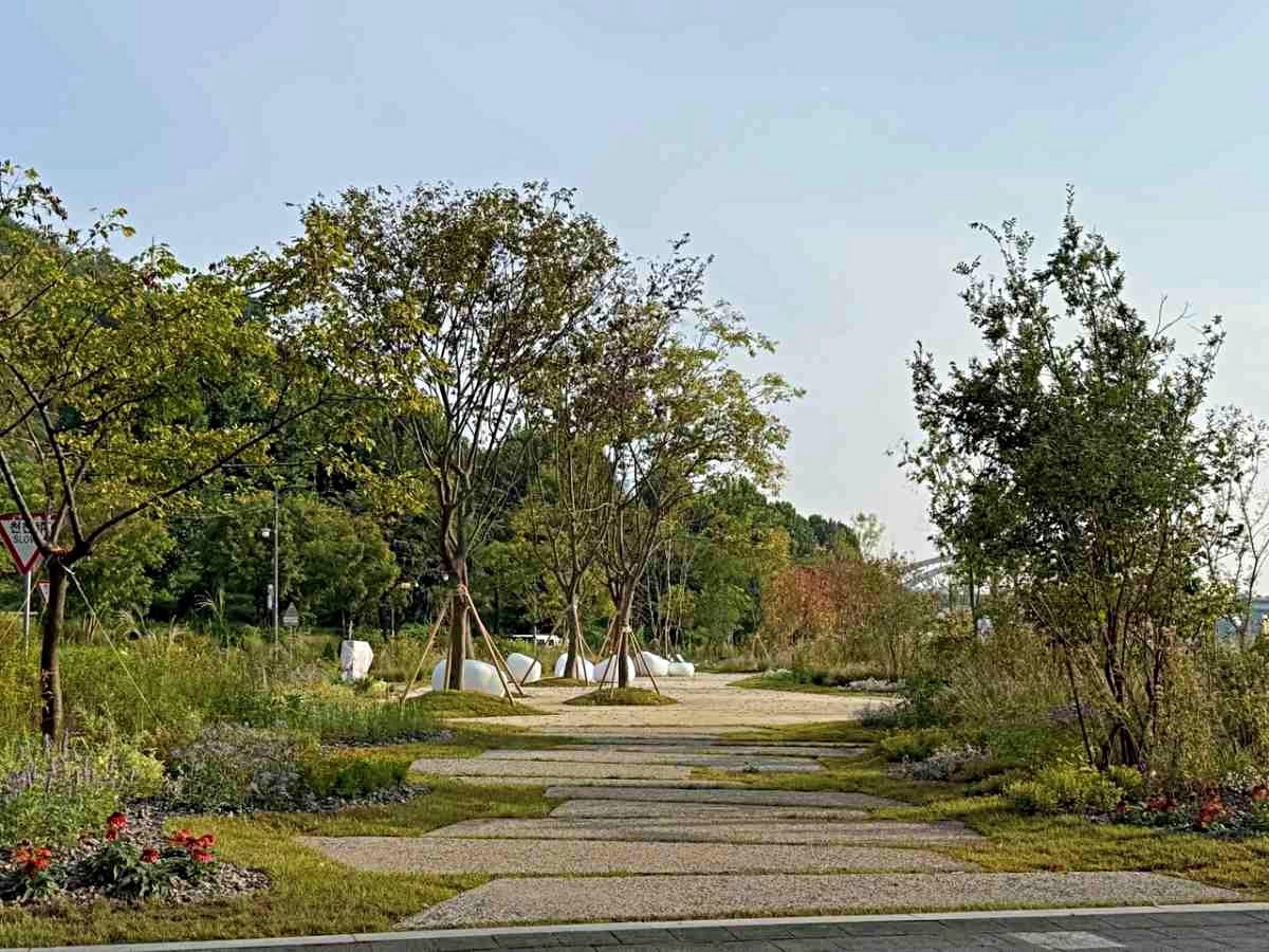 중랑천 용비쉼터 앞 유휴부지 활용 응봉산과 한강 조망의 새로운 플레이스, 용비쉼터정원 조성. / 성동구청 제공