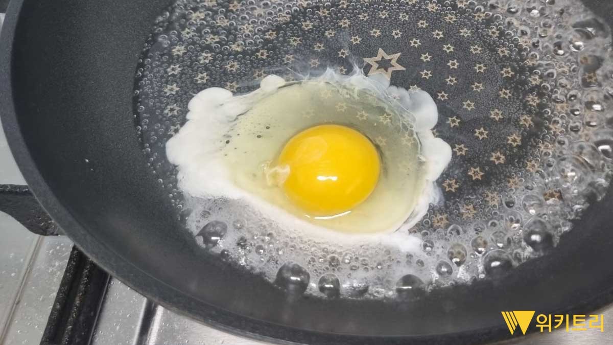 물로 만드는 계란 후라이. / 위키트리