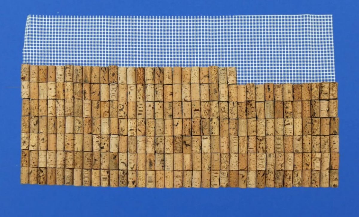 코르크 마개 활용해 재미 삼아 발판 만들어 보기 챌린지. / 유튜브 '더팁'