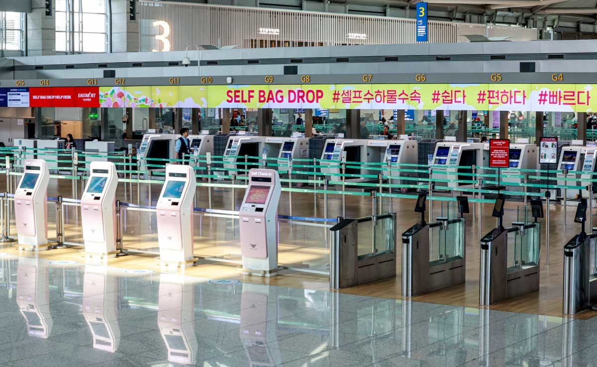 유류할증료 역대 최대치 '33단계'···관광업계 비상. 중동 사태에 장기화로 국제선 항공권의 유류할증료가 사상 최고 수준으로 치솟은 16일 인천국제공항 제1여객터미널 출국장이 한산한 모습을 보이고 있다. 이날 항공업계에 따르면 5월 발권 국제선 항공권에는 유류할증료가 최고 수준인 33단계로 책정됐다. 대한항공 장거리 노선인 뉴욕·보스턴·시카고 등의 유류할증료는 지난달 9만9000원에서 5월 56만4000원으로 5배 넘게 상승했다. / 뉴스1