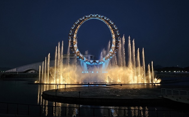 여수 밤바다 수놓는 환상의 빛의 춤… '빅오쇼' 화려한 귀환