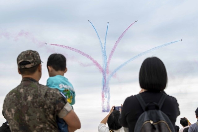 지난해 공군 광주기지에서 열린 스페이스챌린지 행사에서 관람객들이 블랙이글스 에어쇼 / 공군1전비