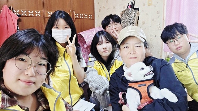 호남대학교 반려동물산업학과는 4월 16일 보호자의 거주지를 직접 방문해 상담과 행동 교정을 수행하는 ‘가정 방문형’ 반려동물 행동교정 봉사활동을 펼쳤다.   / 호남대