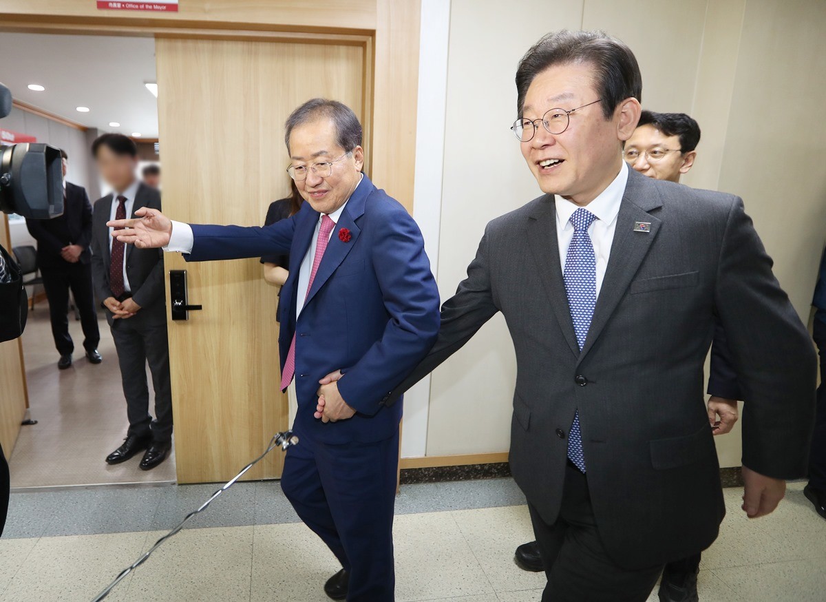 2023년 더불어민주당 대표 시절 대구시청을 방문한 이재명 대통령 모습. 당시 홍 전 시장이 이 대통령과 면담을 마친 뒤 손을 잡고 배웅하고 있다. 자료 사진 / 뉴스1