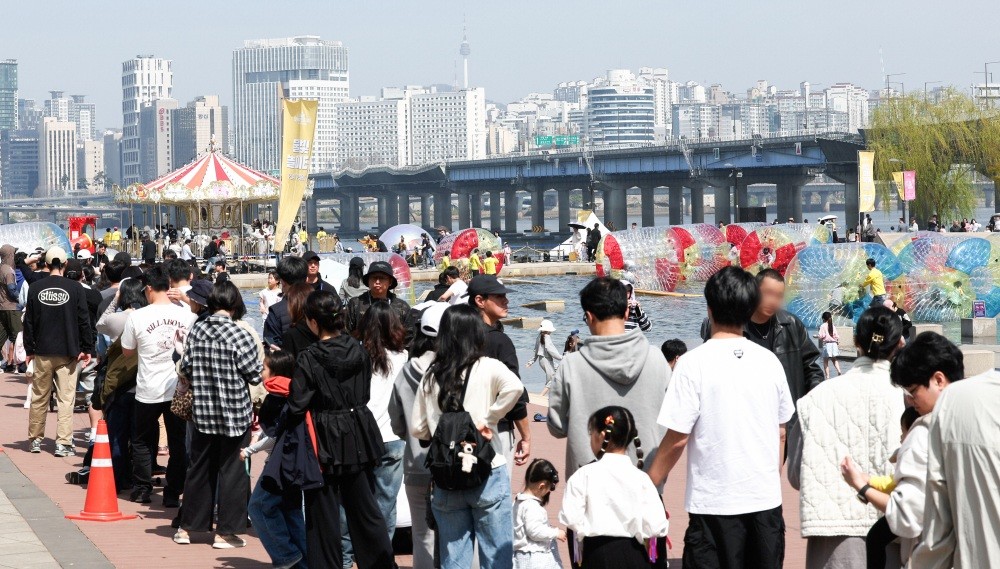 12일 오후 서울 여의도 한강공원 물빛광장에서 열린 '서울스프링페스티벌'을 찾은 시민들이 다양한 프로그램을 체험하기 위해 줄을 서고 있다. / 뉴스1