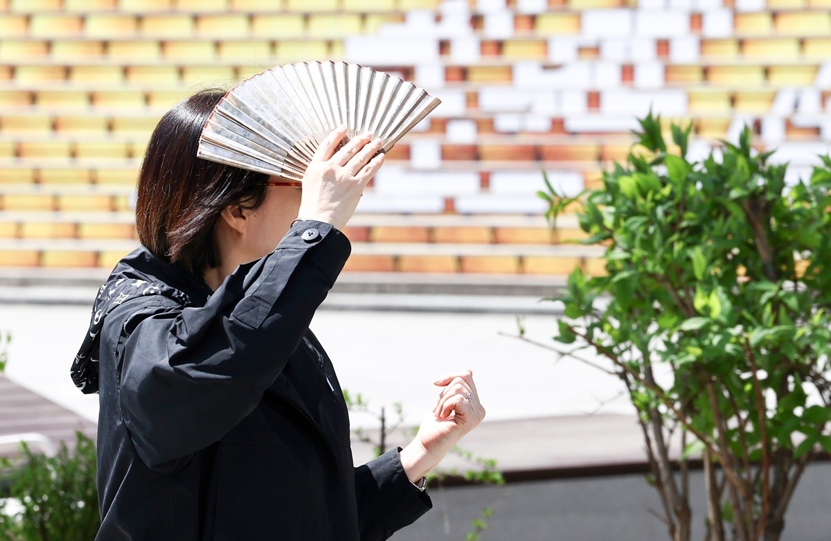 서울 낮 최고 기온이 25도를 웃돌며 초여름 날씨가 이어진 가운데 서울 종로구 광화문광장에서 시민들이 발걸음을 옮기고 있다. 기사 이해를 돕기 위한 자료 사진. 기상청에 따르면 때 이른 초여름 더위가 주말까지 이어지겠다. 이후 다음 주 기온이 다소 낮아지겠으나 평년기온보다 약간 높은 수준은 유지하겠다. 무더운 날씨에는 체온이 쉽게 상승하고 탈수 위험이 커지므로 평소보다 철저한 건강관리가 필요하다.     외출 시에는 가벼운 옷차림과 모자, 양산 등을 활용해 직사광선을 피하고 가능한 한 햇볕이 강한 낮 시간대의 활동은 자제하는 것이 중요하다.         / 뉴스1