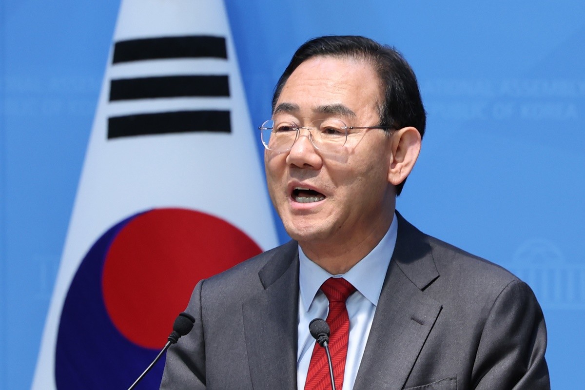 주호영 국민의힘 의원 자료 사진. 6선 중진인 주호영 국민의힘 의원(국회 부의장)이 홍준표 전 대구시장의 김부겸 더불어민주당 후보 지지 선언에 대해 부정적인 입장을 밝혔다. 주 의원은 17일 CPBC 라디오 '김준일의 뉴스공감' 인터뷰에서 '홍준표 전 시장이 김부겸 후보를 적극 도우면 김부겸 후보에게 별로 도움이 되지 않을 거라고 생각한다'라며 '그렇게 도우려면 홍 전 시장이 직접 마이크 잡고 대구 와서 김부겸 유세를 좀 하라고 권하고 싶다'라고 말했다.     / 뉴스1