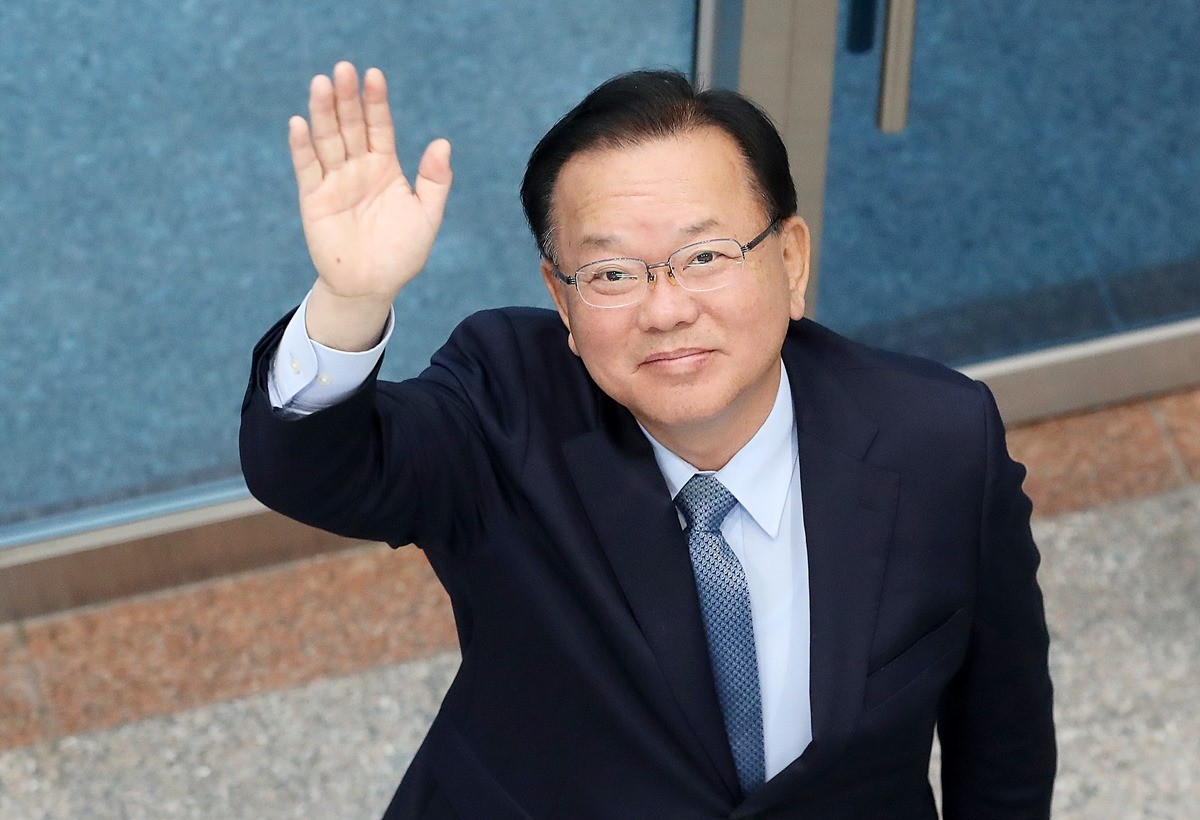 김부겸 더불어민주당 대구시장 후보 자료 사진. 6선 중진인 주호영 국민의힘 의원(국회 부의장)이 홍준표 전 대구시장의 김부겸 더불어민주당 후보 지지 선언에 대해 부정적인 입장을 밝혔다. 주 의원은 17일 CPBC 라디오 '김준일의 뉴스공감' 인터뷰에서 '홍준표 전 시장이 김부겸 후보를 적극 도우면 김부겸 후보에게 별로 도움이 되지 않을 거라고 생각한다'라며 '그렇게 도우려면 홍 전 시장이 직접 마이크 잡고 대구 와서 김부겸 유세를 좀 하라고 권하고 싶다'라고 말했다.     / 뉴스1