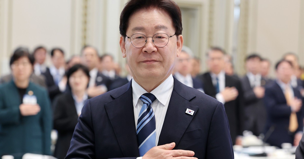 이재명 대통령이 더불어민주당 차지호 의원(경기 오산시)에게 감사패를 수여했다. 사진은 이재명 대통령이 지난 17일 청와대에서 열린 공공기관 및 유관기관 업무보고에서 국민의례를 하고 있다. / 뉴스1