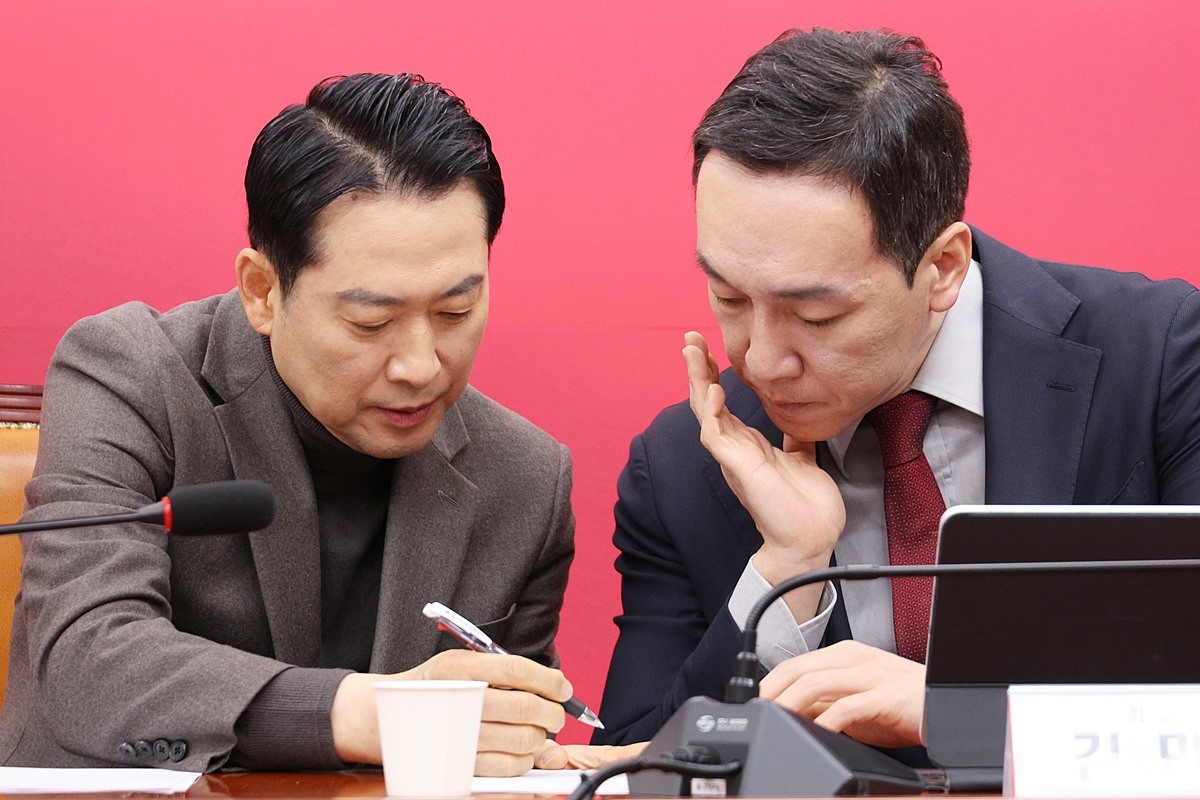 장동혁 국민의힘 대표와 김민수 최고위원이 서울 여의도 국회에서 열린 최고위원회의에서 대화하고 있다. 자료 사진 / 뉴스1