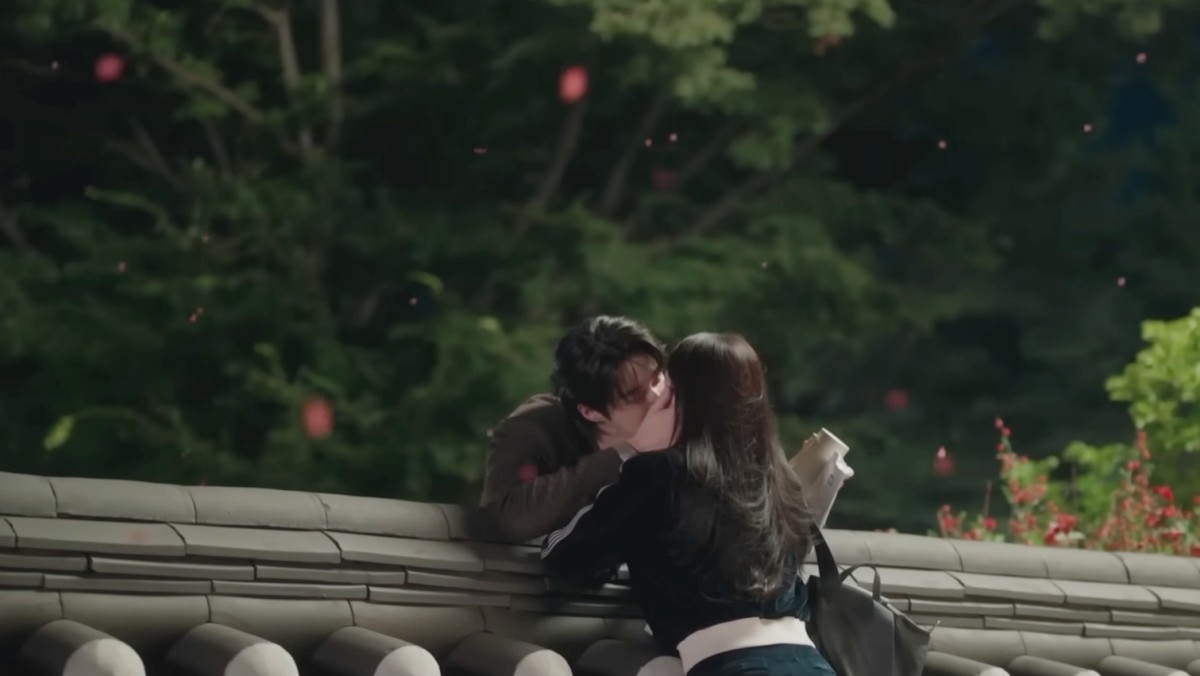 '21세기 대군부인' 3회 일부. 드라마의 3회 시청률은 수도권 9.4%, 전국 9%를 기록했다. 변우석과 아이유가 담벼락 위에서 입을 맞추는 엔딩 장면은 분당 최고 12.7%까지 올랐다. 해당 사진은 밝기를 조절했습니다. / 유튜브 'MBCdrama'