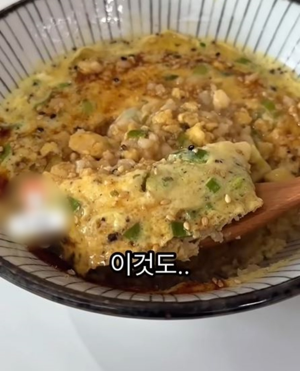 완성된 초간단 계란밥. 간장과 깨로 간을 내 먹음직스러워 보인다. / 유튜브 '유지만 yuziman'