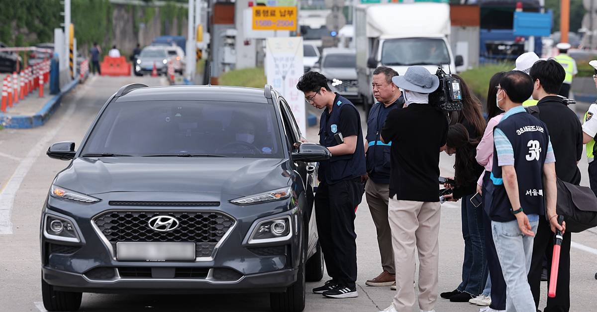 톨게이트 들어서자마자 무더기 적발...6시간 만에 1077대 걸린 ‘이것’
