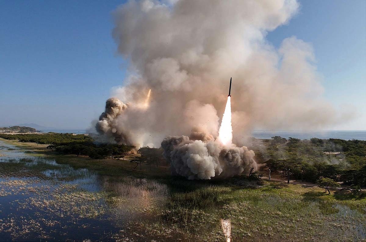 북한이 2025년 5월 8일 진행한 장거리포 및 미사일체계 합동타격훈련 모습. 당시 훈련에는 '600mm 다연장 방사포'와 전술탄도미사일 '화성포-11가형'이 동원됐다. / 평양 노동신문