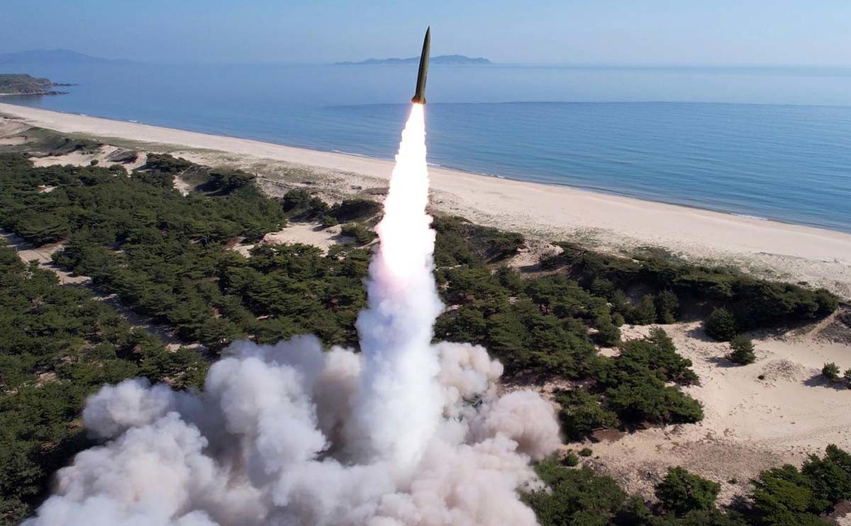 북한이 2025년 5월 8일 진행한 장거리포 및 미사일체계 합동타격훈련 모습. 당시 훈련에는 '600mm 다연장 방사포'와 전술탄도미사일 '화성포-11가형'이 동원됐다. / 평양 노동신문