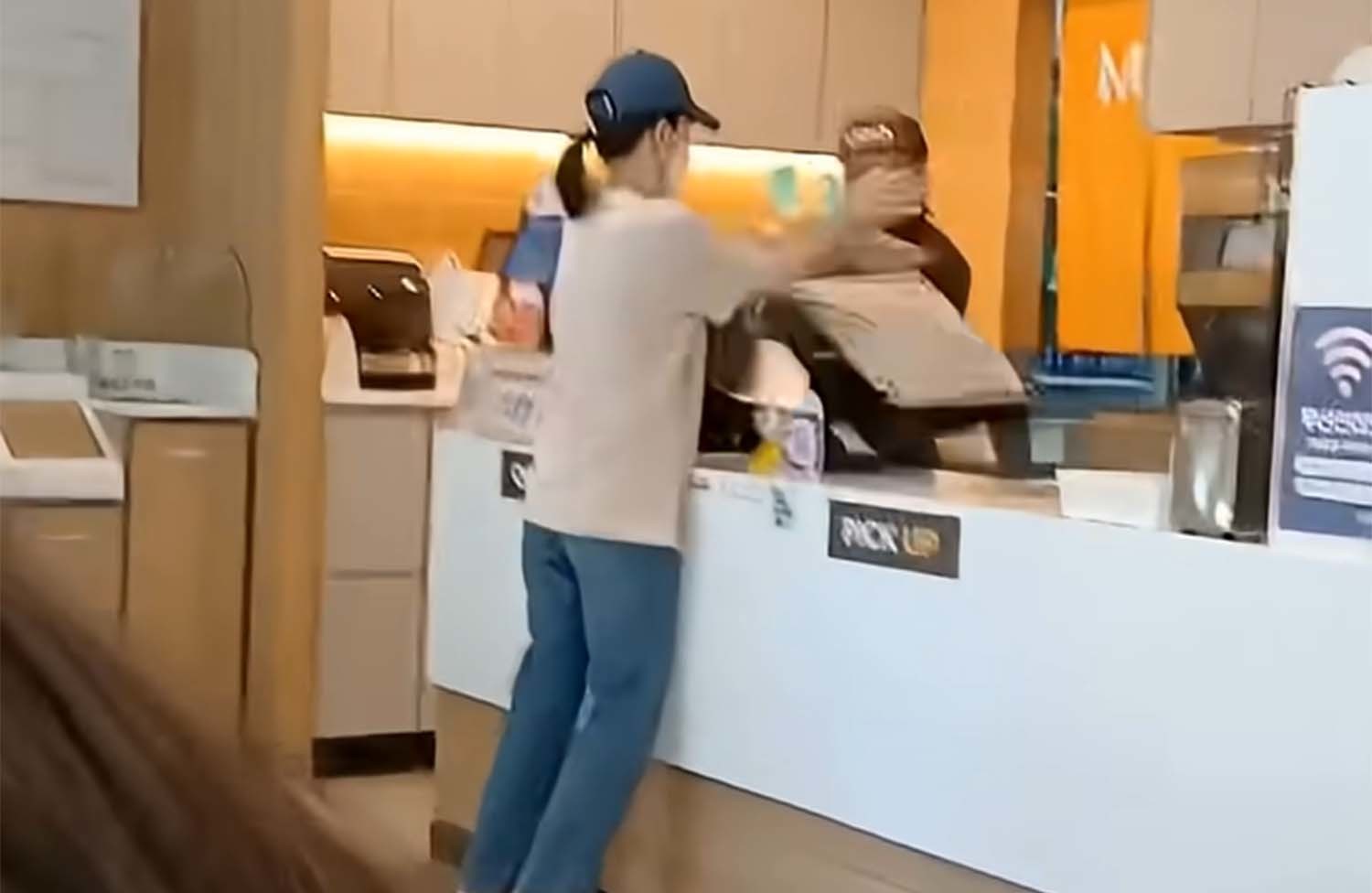 '맘스터치 진상녀' 영상 급속 확산... 네티즌들 “여종업원 트라우마 생길 듯” 