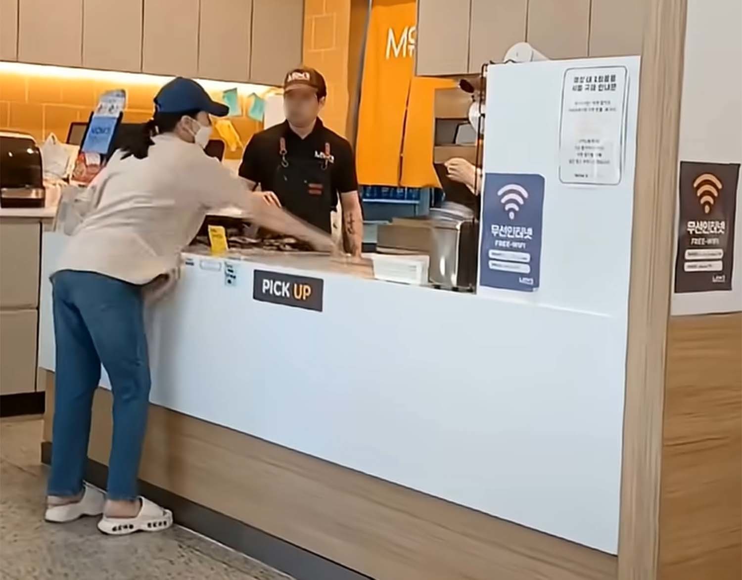 이른바 ‘맘스터치 진상녀’가 맘스터치 매장에서 행패를 부리고 종업원을 폭행하는 모습을 담은 영상이 유튜브에 올라와 인터넷 커뮤니티를 중심으로 급속하게 퍼지고 있다.