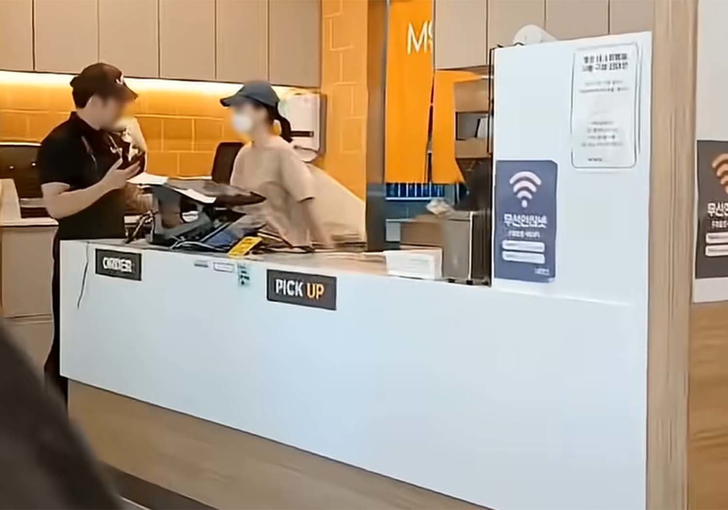 이른바 ‘맘스터치 진상녀’가 맘스터치 매장에서 행패를 부리고 종업원을 폭행하는 모습을 담은 영상이 유튜브에 올라와 인터넷 커뮤니티를 중심으로 급속하게 퍼지고 있다.