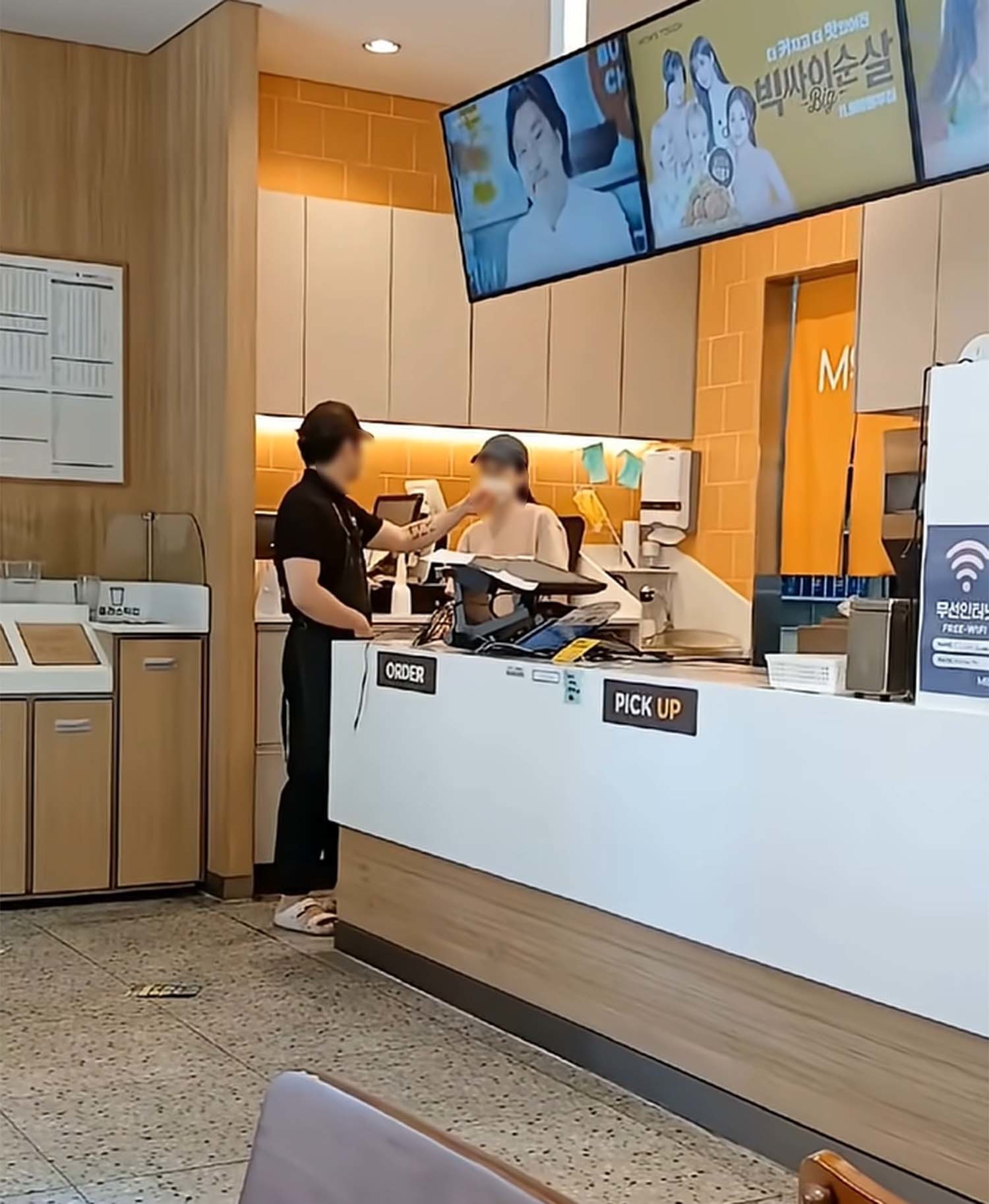 이른바 ‘맘스터치 진상녀’가 맘스터치 매장에서 행패를 부리고 종업원을 폭행하는 모습을 담은 영상이 유튜브에 올라와 인터넷 커뮤니티를 중심으로 급속하게 퍼지고 있다.