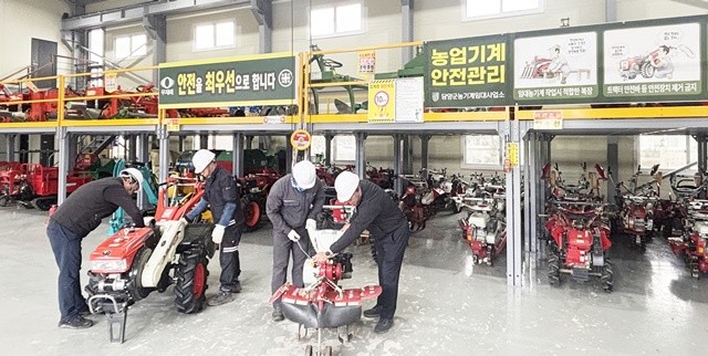 담양군(군수 권한대행 이정국)이 농업인의 안전한 영농 활동을 지원하고자 농기계 임대 전 사전 안전 교육을 강화하며 사고 예방에 힘을 쏟고 있다. / 담양군