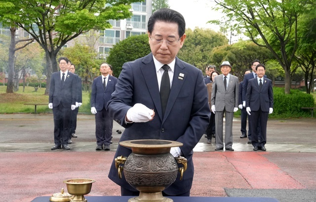 “독재에 맞선 숭고한 희생, 영원히 기억하겠습니다”... 김영록 전남지사 4·19 참배