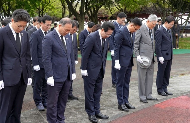 김영록 전라남도지사가 제66주년 4·19혁명 기념일인 19일 오전 목포시 상동 달맞이공원 4·19민주혁명 기념비를 찾아 민주주의와 정의를 위해 독재정권에 맞선 민주열사를 추모, 참배하고 있다. / 전남도