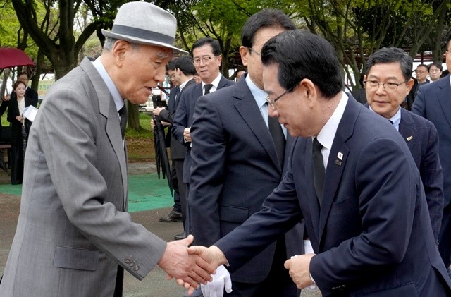 김영록 전라남도지사가 제66주년 4·19혁명 기념일인 19일 오전 목포시 상동 달맞이공원 4·19민주혁명 기념비를 찾아 민주열사 후손들과 인사를 나누고 있다.   / 전남도