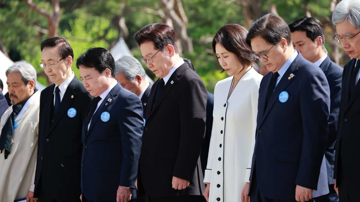 이재명 대통령과 김혜경 여사가 19일 서울 강북구 수유동 국립4·19민주묘지에서 열린 제66주년 4·19혁명 기념식에서 묵념하고 있다. / 뉴스1