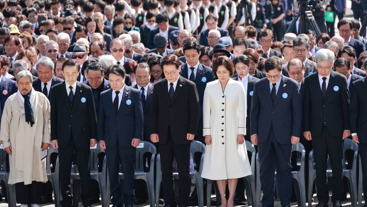 이재명 대통령과 김혜경 여사가 19일 서울 강북구 수유동 국립4·19민주묘지에서 열린 제66주년 4·19혁명 기념식에서 묵념하고 있다. / 뉴스1