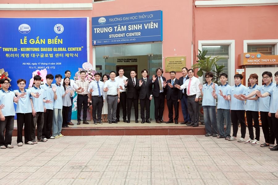 계명대학교가 지난 17일 베트남 하노이 투이로이대학교와 대구글로벌센터 개소식을 갖고 양 대학 관계자들이 기념촬영을 하고 있다.  / 계명대학교 제공