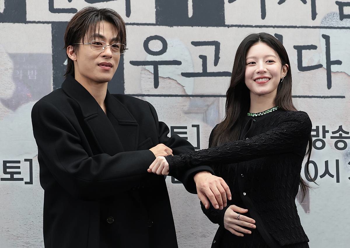 배우 구교환과 고윤정(오른쪽)이 17일 서울 상암동 스탠포드 호텔에서 열린 JTBC 드라마 '모두가 자신의 무가치함과 싸우고 있다'(이하 모자무싸) 제작발표회에 참석해 포즈를 취하고 있다. '모자무싸'는 잘난 친구들 사이에서 혼자만 안 풀려 시기와 질투로 괴로워 미쳐버린 인간의 평화 찾기를 따라가는 드라마다 / 뉴스1