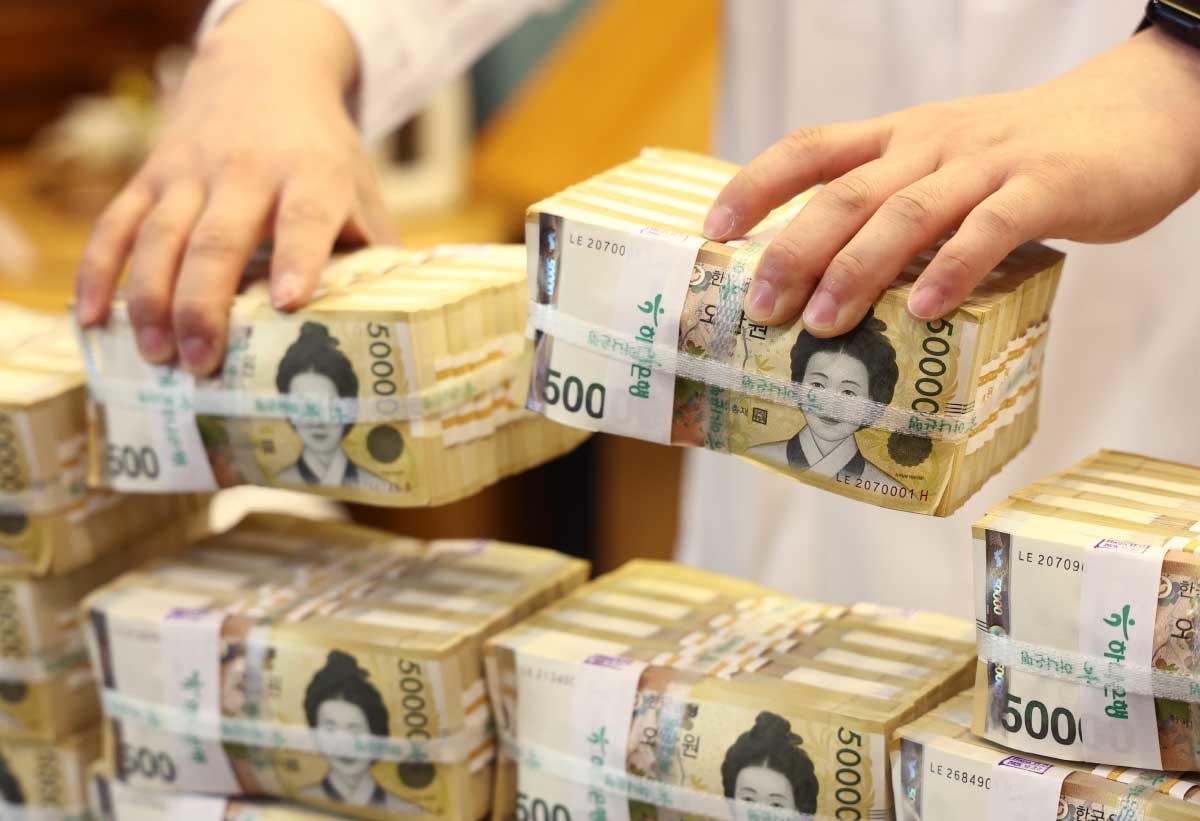 서울 중구 하나은행에서 직원이 5만원권을 정리하고 있다.  / 뉴스1