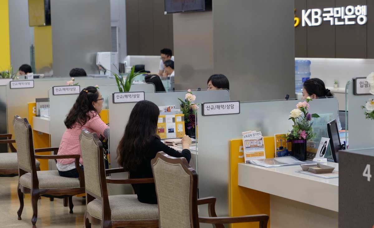 서울 국민은행 명동 본점 영업부 창구에서 고객들이 은행 업무를 보고 있다. / 뉴스1