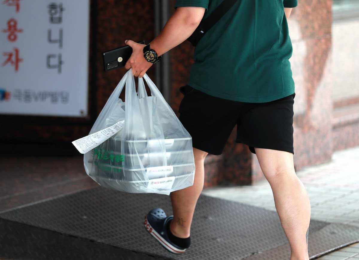 서울 여의도에서 배달 직원이 도시락을 배달하고 있다. / 뉴스1
