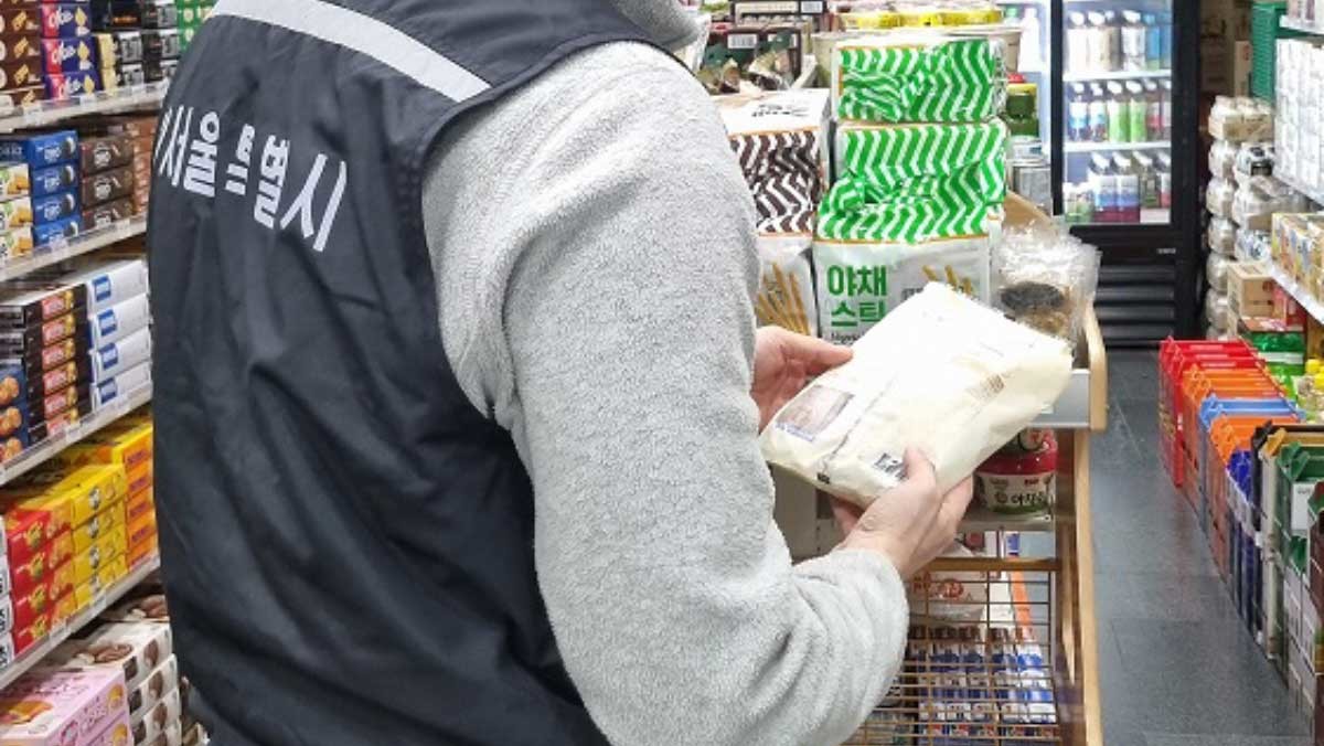 서울시 식품안전단속반이 천원빵을 점검하는 모습. / 서울시 제공