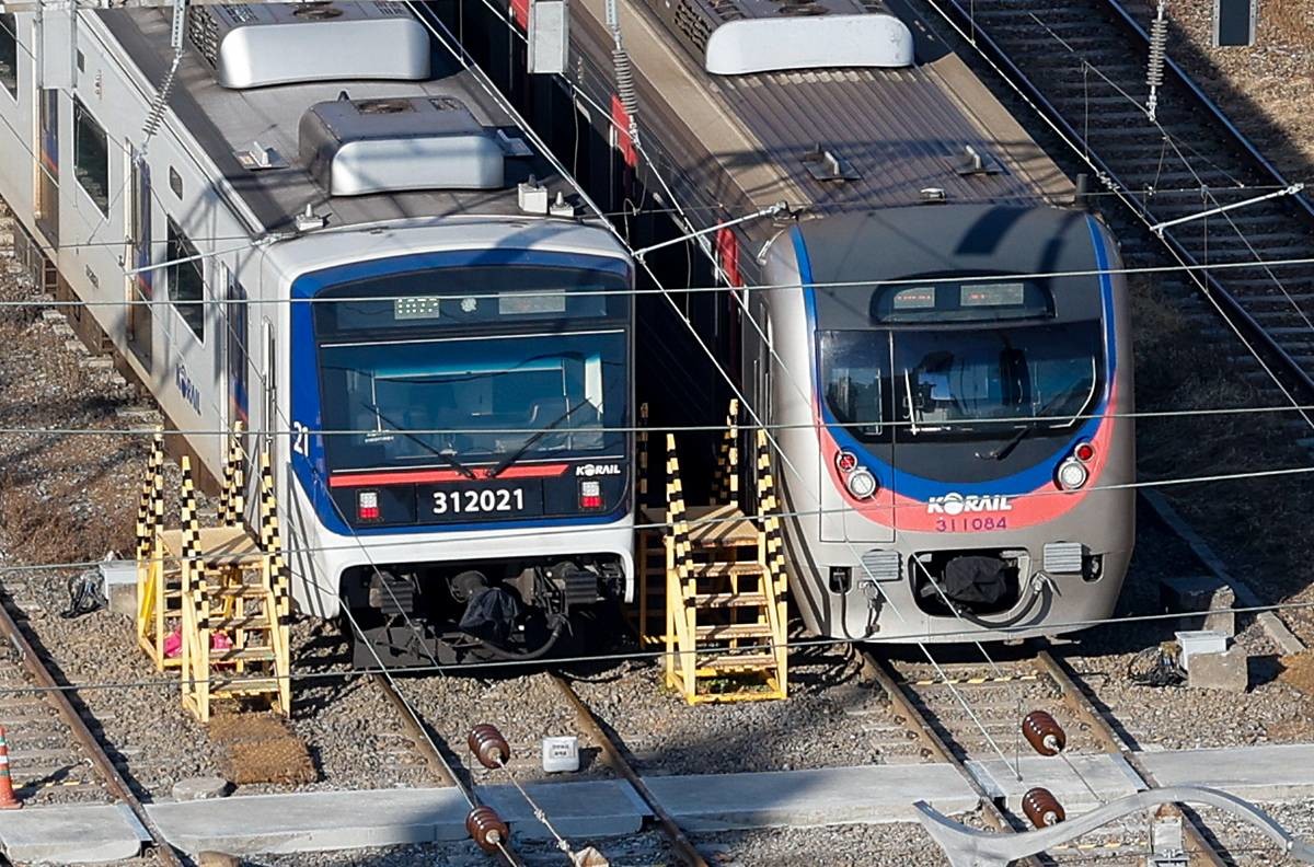 서울 구로구 한국철도공사 구로차량사업소 인근에 열차가 이동하고 있다 / 뉴스1