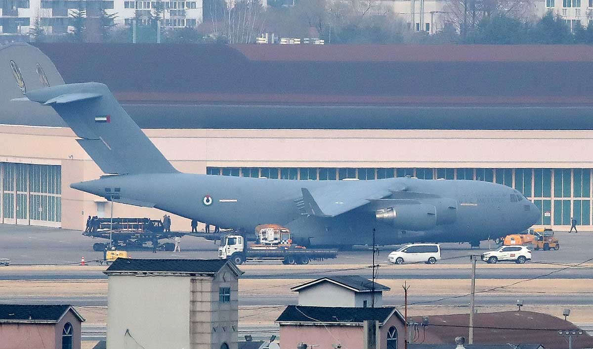 대구 공군기지에 모습 드러낸 UAE 공군 수송기. 지난 달 9일 오후 대구 K2 공군기지에서 아랍에미리트(UAE) 공군 C-17 수송기에 천궁-Ⅱ 유도탄으로 추정되는 물자를 싣는 모습이 포착됐다. 꼬리 날개에는 아랍에미리트 국기가 붙어 있고, 수송기 앞에는 아랍에미리트 공군(UAE AIR FORCE)이라는 영문이 표시돼 있다. / 뉴스1