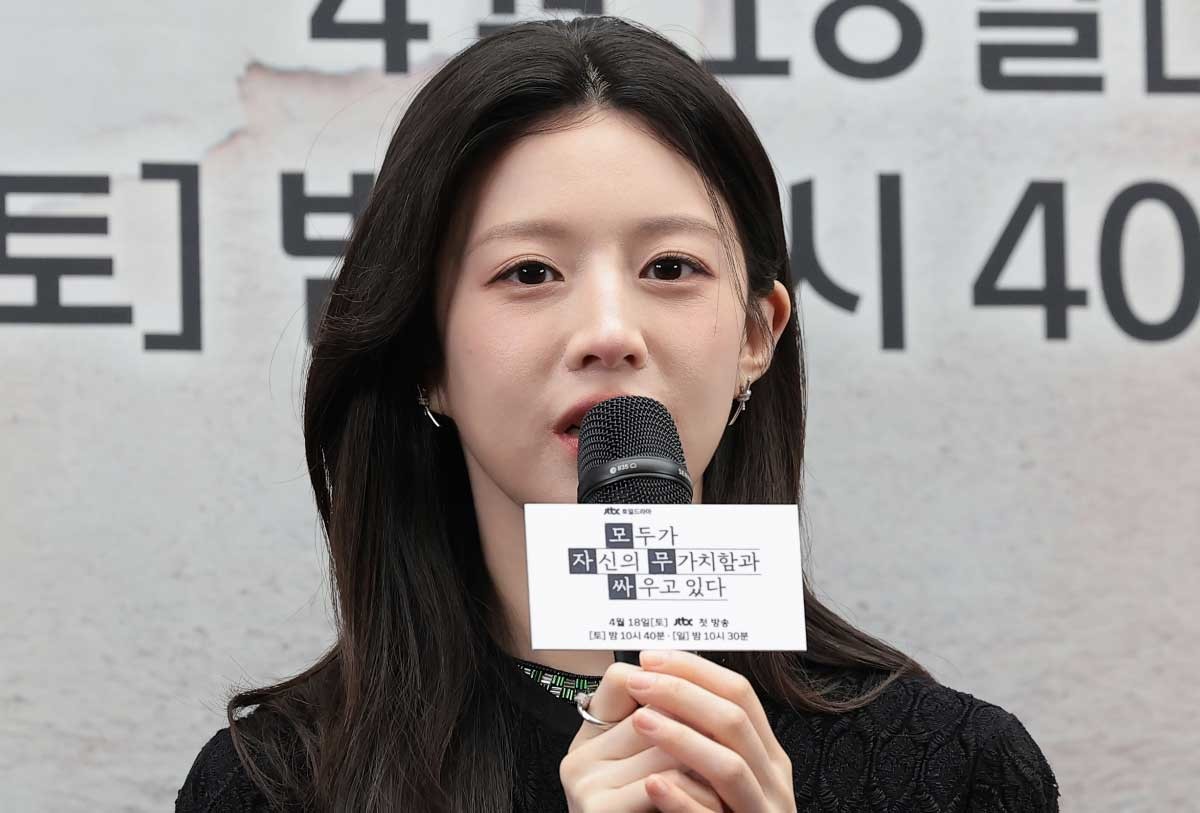 배우 고윤정이 17일 서울 마포구 상암동 스탠포드 호텔에서 열린 JTBC 드라마 '모두가 자신의 무가치함과 싸우고 있다'(이하 모자무싸) 제작발표회에 참석해 인사말을 하고 있다. '모자무싸'는 잘난 친구들 사이에서 혼자만 안 풀려 시기와 질투로 괴로워 미쳐버린 인간의 평화 찾기를 따라가는 드라마다. / 뉴스1