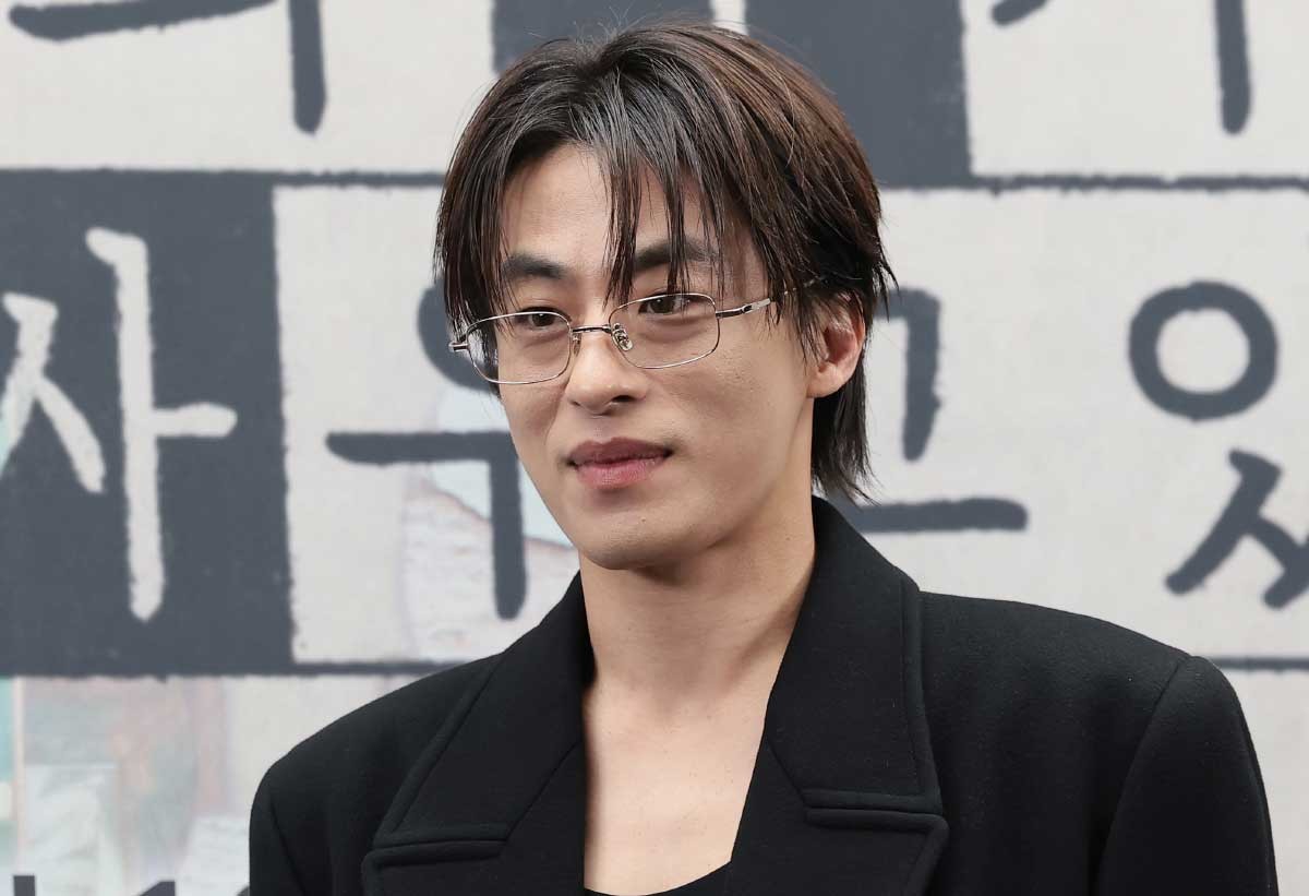 구교환, 믿고 보는 배우. 배우 구교환이 17일 서울 마포구 상암동 스탠포드 호텔에서 열린 JTBC 드라마 '모두가 자신의 무가치함과 싸우고 있다'(이하 모자무싸) 제작발표회에 참석해 포즈를 취하고 있다. '모자무싸'는 잘난 친구들 사이에서 혼자만 안 풀려 시기와 질투로 괴로워 미쳐버린 인간의 평화 찾기를 따라가는 드라마다. / 뉴스1