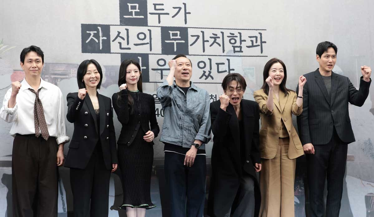 '모자무싸' 파이팅. 배우 오정세(왼쪽부터)와 강말금, 고윤정, 차영훈 감독, 구교환, 한선화, 박해준이 17일 서울 마포구 상암동 스탠포드 호텔에서 열린 JTBC 드라마 '모두가 자신의 무가치함과 싸우고 있다'(이하 모자무싸) 제작발표회에 참석해 포즈를 취하고 있다. '모자무싸'는 잘난 친구들 사이에서 혼자만 안 풀려 시기와 질투로 괴로워 미쳐버린 인간의 평화 찾기를 따라가는 드라마다. / 뉴스1