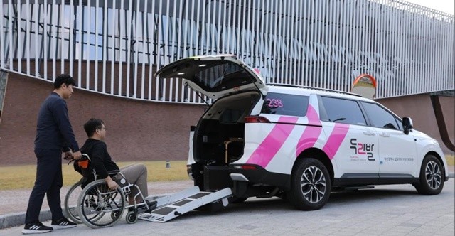 부산시설공단이 장애인의 날을 맞아 교통약자 이동 지원에 나선다. / 사진제공=부산시설공단