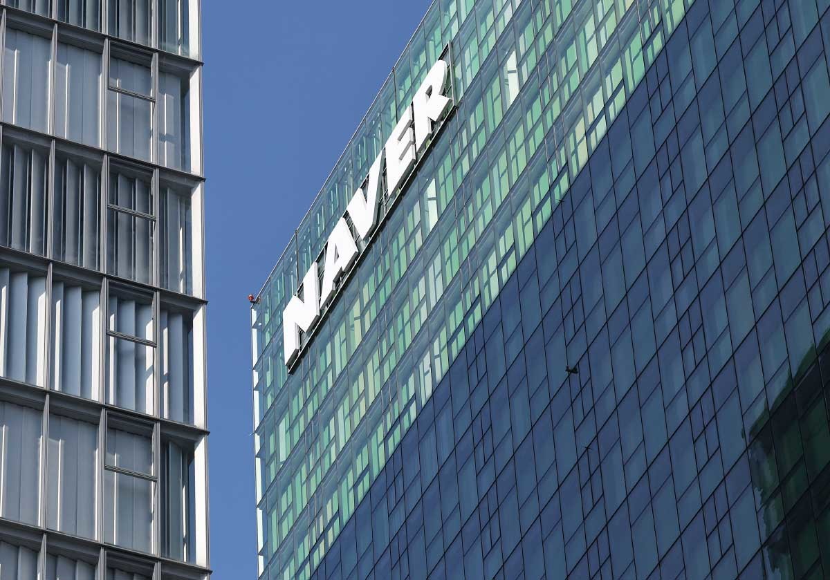 네이버가 2024년 연간 기준 최고 실적을 경신하며 매출 10조 원 시대를 열었다. 국내 인터넷 플랫폼 기업 가운데 최초다. 네이버가 지난 2월 7일 공시한 2024년 4분기(10∼12월) 및 연간 실적에 따르면 네이버는 연결기준 매출액 2조8,856억 원, 영업이익 5,420억 원을 기록하며 2023년 4분기보다 매출액은 13.7%, 영업이익은 33.7% 성장했다. 사진은 경기 성남시 분당구 네이버 본사 모습. / 뉴스1